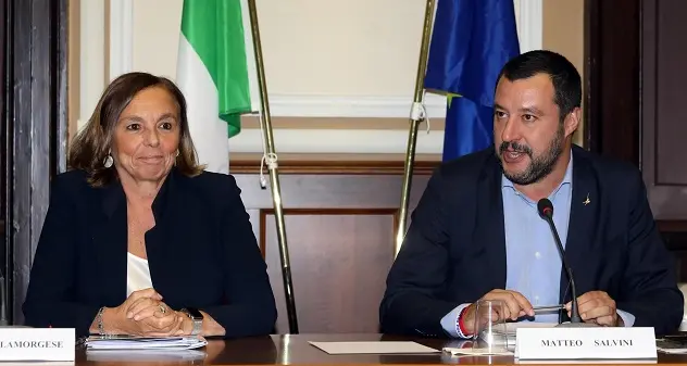 Lamorgese: \"Cambiamo i decreti Salvini\". Il leader della Lega: \"Vi fermeremo\"