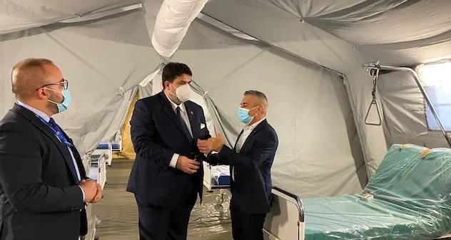 Collaudo nuovo ospedale mobile. Solinas: “Sosteniamo e potenziamo l’assistenza sanitaria per l’emergenza”