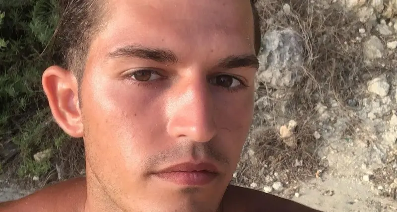 Muore a 23 anni l’attore Adam Jendoubi, donati gli organi