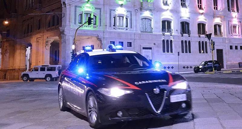 Cagliari: curiosa dentro gli abitacoli delle auto, ladro in manette