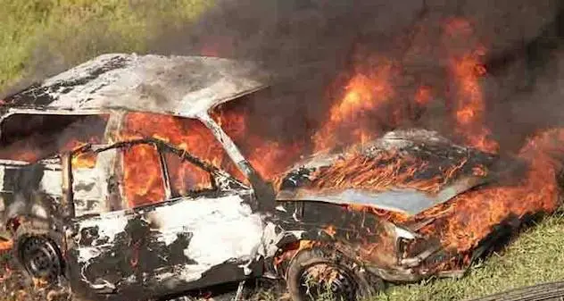 Chiude il figlio di un anno in auto e gli dà fuoco: il bambino è salvo ma in gravi condizioni