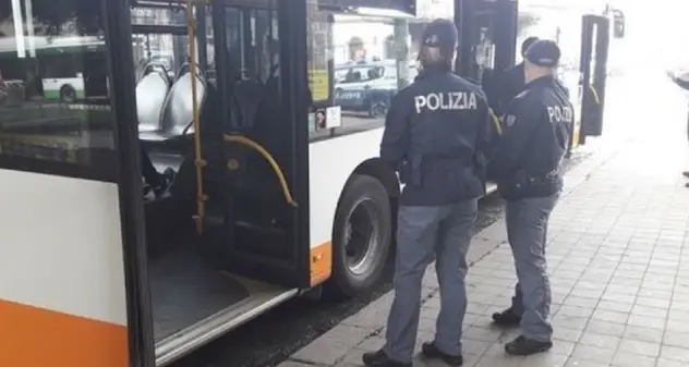 Una donna senza mascherina sputa all’autista del bus e poi picchia un agente: arrestata