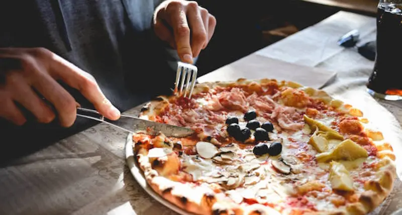 “Mi hanno messo vicino a dei gay”, recensione shock di una pizzeria