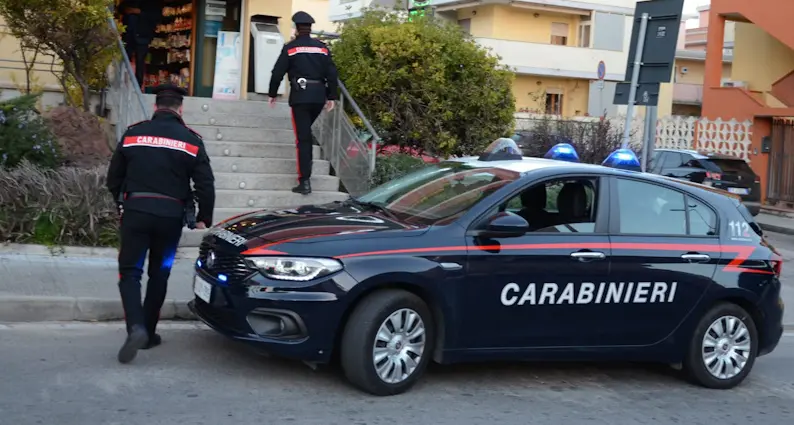 Cagliari, rende la vita impossibile ai familiari: arrestato 23enne