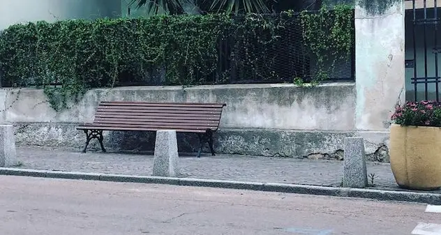 Is feralis del '69 donano tre panchine alla comunità