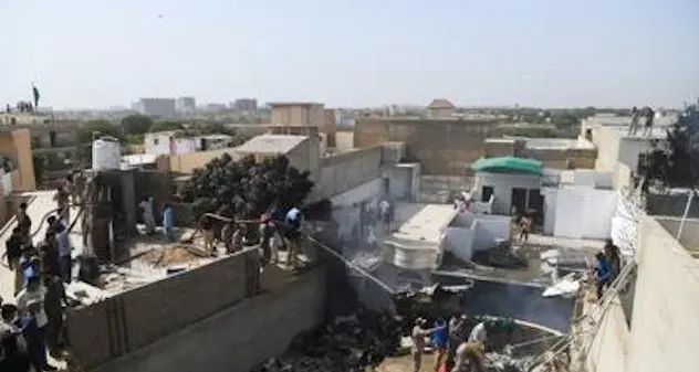 Pakistan. Un aereo si schianta su un’area residenziale di Karachi: a bordo 107 persone