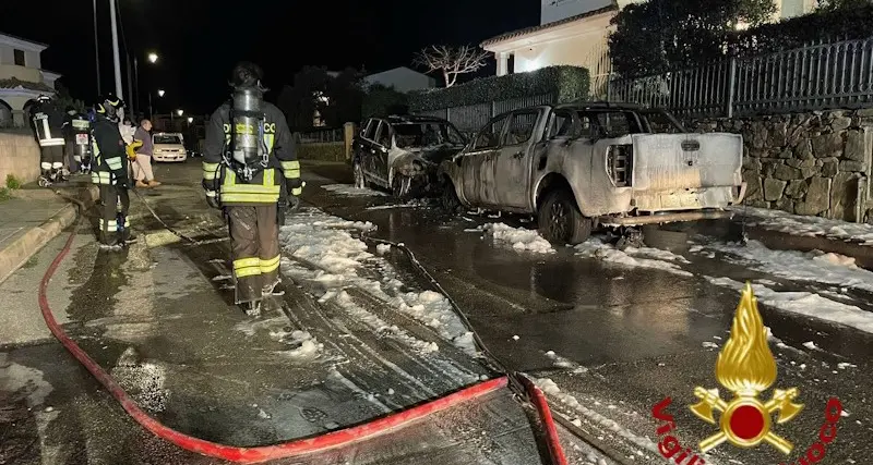 Notte di fuoco a Olbia: incendiate 5 autovetture