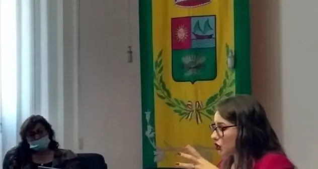 Girasole. Ha discusso la tesi in Giurisprudenza dall’aula consiliare del Comune