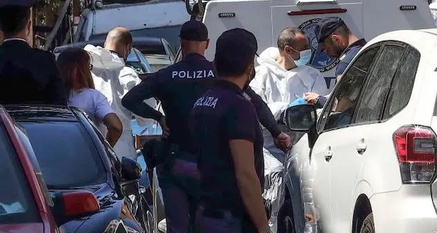 Uccide la ex moglie, ferisce il figlio e si suicida. Scene da far west in pieno centro abitato