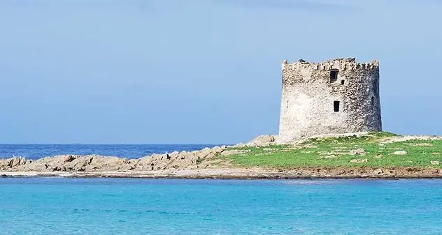 Sabbia di altri lidi sulla spiaggia La Pelosa: sigilli a uno stabilimento