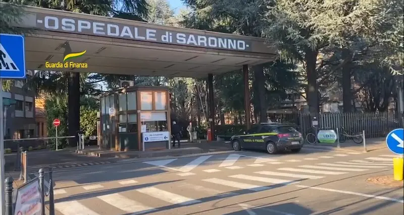 Visita “in nero” usando i laboratori dell'ospedale: interdetto primario