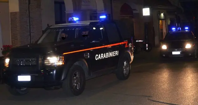 Cagliari. In giro in piena notte con un divano rubato: denunciato