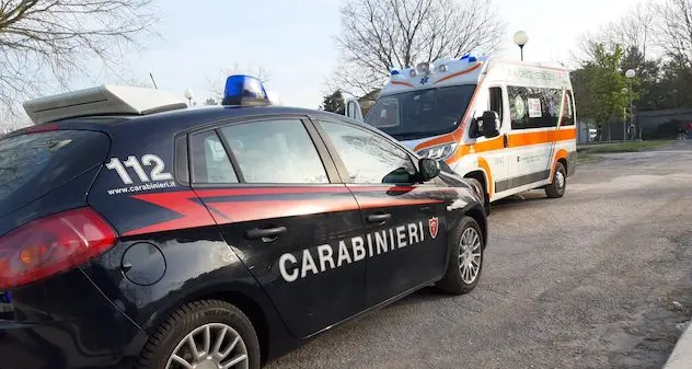 Bambino di tre anni vola giù dal quinto piano: è gravissimo