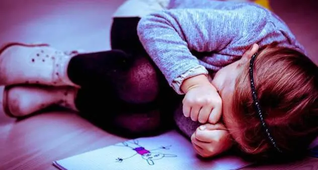 Drogava la bimba, ne filmava gli abusi e poi vendeva i video: un arresto