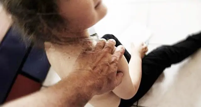 Otto anni di galera alla mamma che faceva violentare i figli da un pedofilo