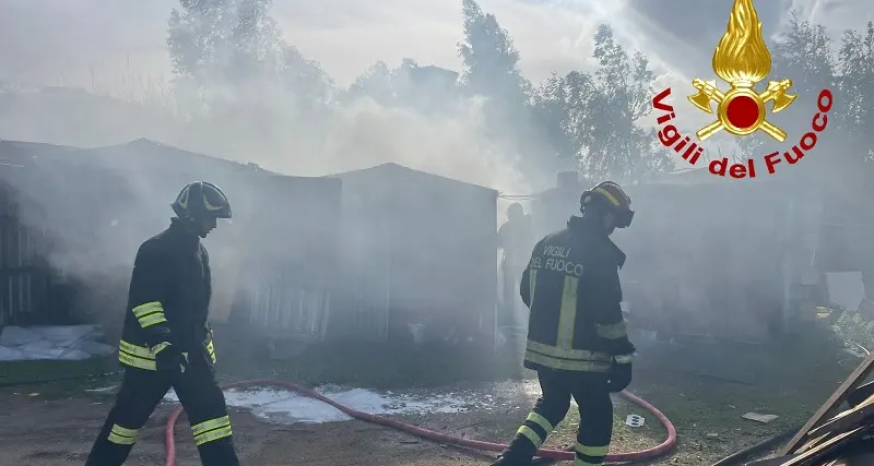 Olbia: incendio in un terreno, deposito attrezzi in fiamme