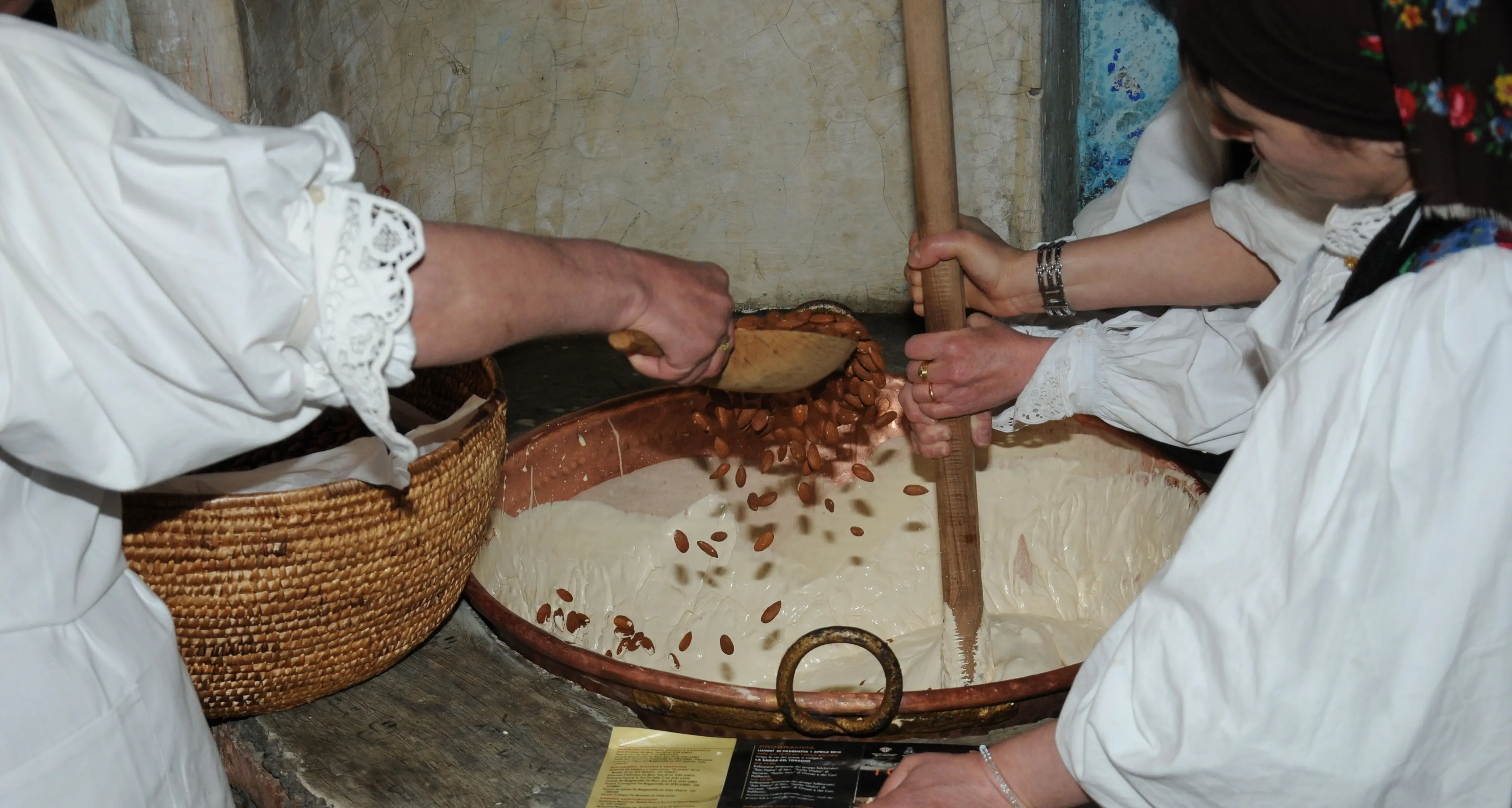 Tonara: Torrone degustato sotto l'ombrello