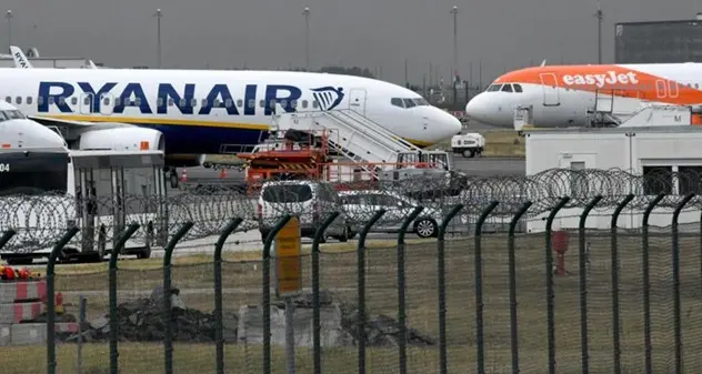 Rissa sul volo Ryanair per le Canarie: pilota costretto ad atterrare, arrestato passeggero