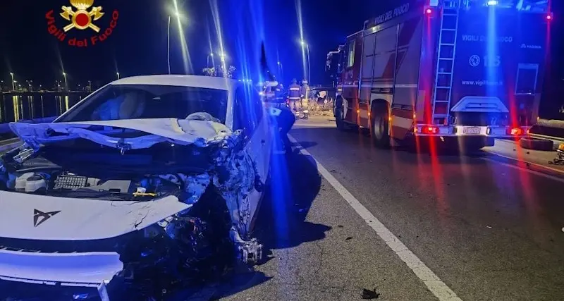 Quartu Sant'Elena. Scontro tra 3 auto, conducente estratto da lamiere