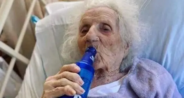 Nonnina di 103 anni sconfigge il Covid e festeggia bevendo birra