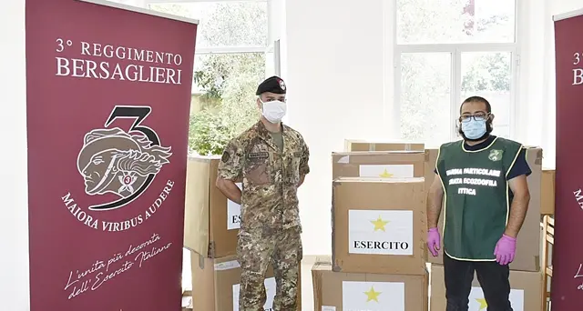 Bersaglieri della Brigata Sassari dal cuore d’oro: donano aiuti alimentari alle famiglie in difficoltà