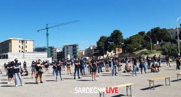 “Senza il divertimento notturno che estate sarebbe?” In piazza Dei Centomila il flash mob del ‘popolo’ della movida