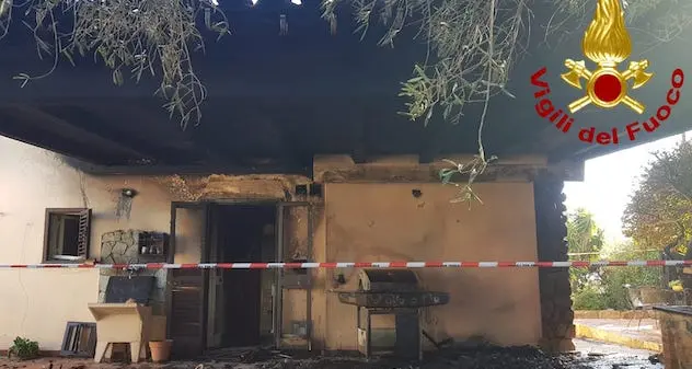 Olbia. Veranda distrutta dalle fiamme a Pittulongu