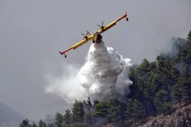 romitello 05 Ago 2012 - Romitello, Palermo, incendio ai boschi sul monte Gradara, molte abitazioni sono andate distrutte dalle fiamme, nella foto un aereo canadair FERRARO  p.s. la foto e\\' utilizzabile nel rispetto del contesto in cui e\\' stata scattata, e senza intento diffamatorio del decoro delle persone rappresentate - romitello 2012-08-05 Romitello, Palermo, incendio ai boschi sul monte Gradara, molte abitazioni sono andate distrutte dalle fiamme, nella foto un aereo canadair Incendio ai boschi sul monte Gradara INCENDI - fotografo: Alberto Lo Bianco / Fotogramma / Fotogramma