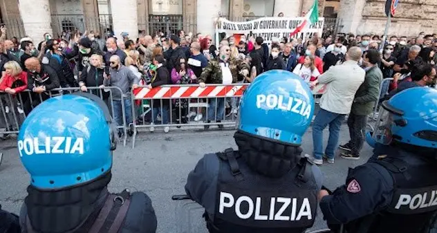 “Il virus è solo un trucco”: in 200 manifestano in pieno centro a Roma