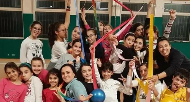 Attività fisica gratuita e svago per i bambini, l'iniziativa solidale di un gruppo di istruttori e animatori