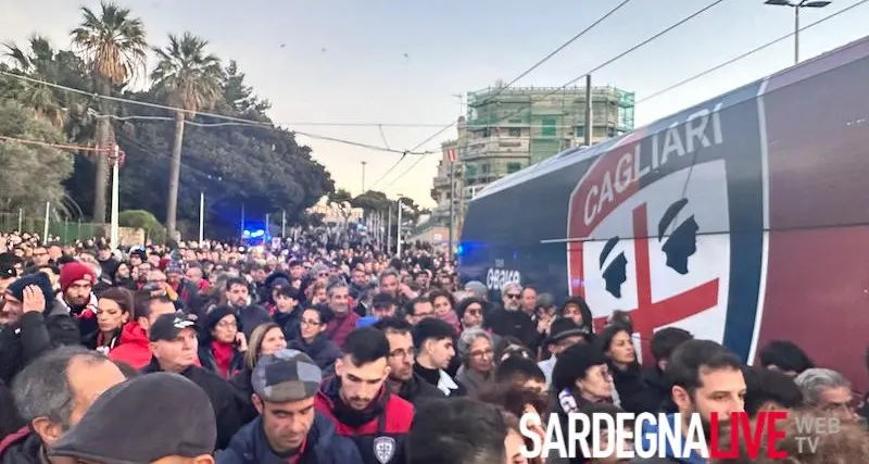 L’ultimo saluto di Cagliari a Gigi Riva. “Corri in cielo come dopo un gol”