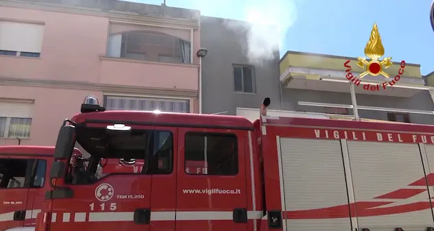 Incendio in un locale tecnico accanto a una rivendita di bombole: i vigili del fuoco evitano il peggio