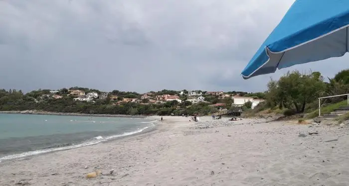 Vento e piovaschi, poca gente in spiaggia in Sardegna