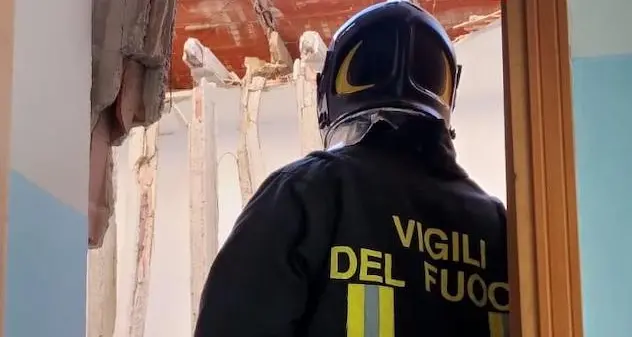 Austis. Crolla un solaio nella ex scuola elementare