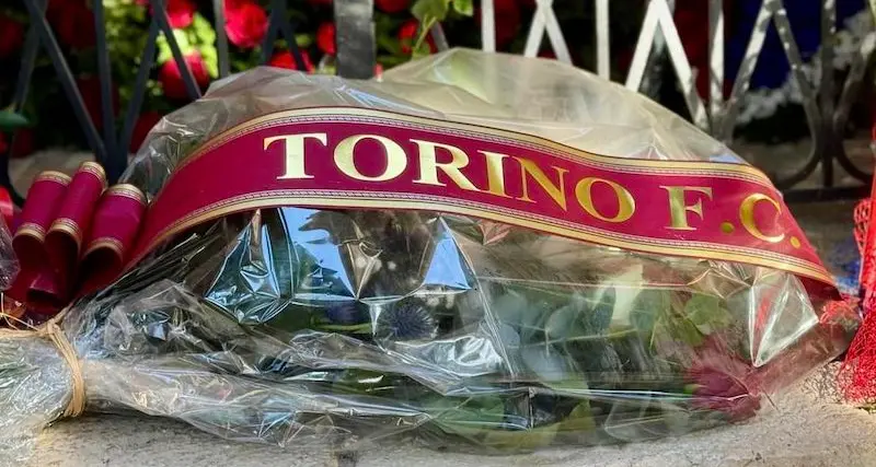 Gigi Riva a Bonaria. Apertura no stop per il cimitero