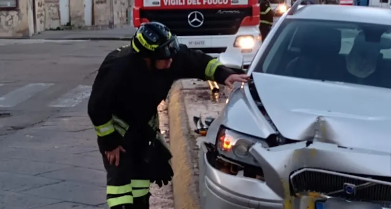Sassari, perde il controllo dell’auto e si schianta sullo spartitraffico