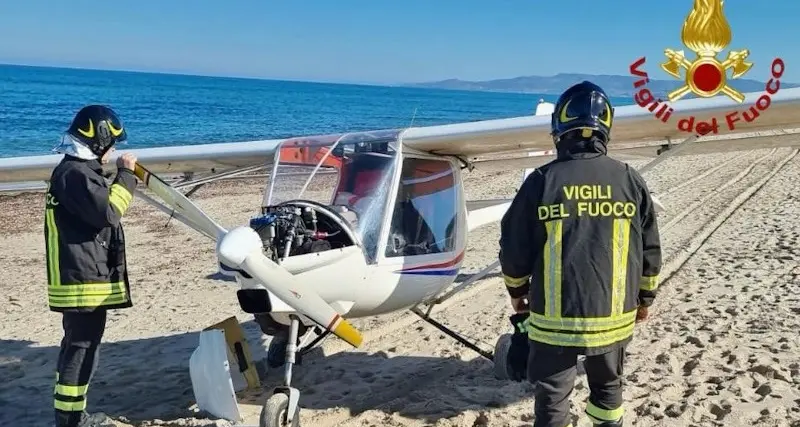 Atterraggio d’emergenza sulla spiaggia di Platamona per aereo ultraleggero