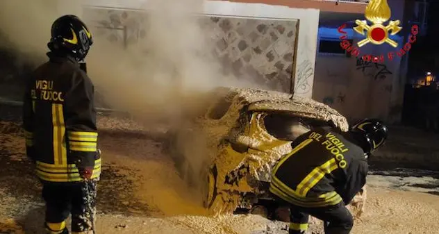 Nuoro. Auto a fuoco in via Aosta: chiara la matrice dolosa