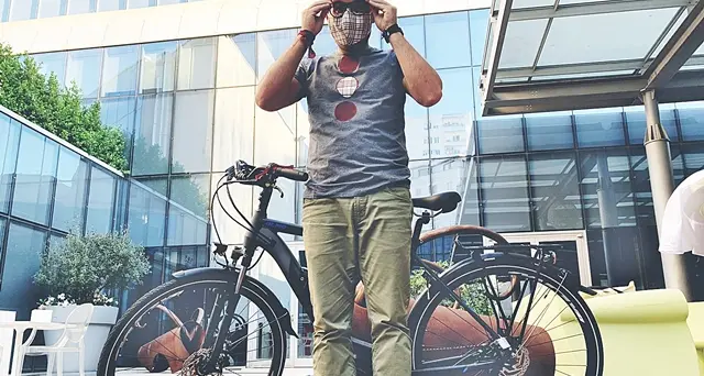 Il viaggio del giovane Francesco Accardo in bici nel post-pandemia, lo stilista Antonio Marras gli regala abiti e mascherine
