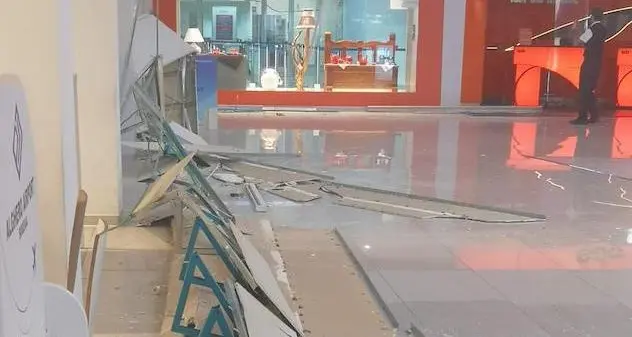 Crolla il controsoffitto dell’aeroporto di Alghero: le foto
