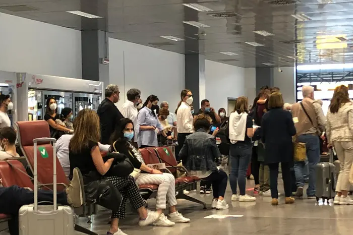 assembramenti stamattina su volo Milano Olbia 