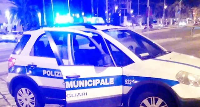 Bruciano l’alt al posto di blocco, folle inseguimento in auto: la Polizia Municipale denuncia due persone