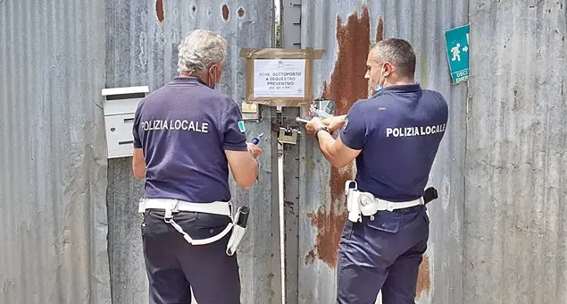 Sigilli e sequestro dell'area nell’officina abusiva con discarica: il blitz della Polizia Municipale