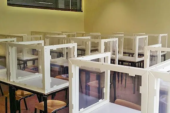 Un\\' aula del liceo artistico Giacomo e  Pio Manz\\u00F9, dove sono gi\\u00E0 stati collocati dei divisori in plexiglass accanto a ciascun banco in modo da rispettare le regole del distanziamento sociale e permettere il rientro degli studenti nella scuola a settembre, Bergamo, 5 giugno 2020. ANSA/PER GENTILE CONCESSIONE DEL LICEO GIACOMO E PIO MANZU\\'