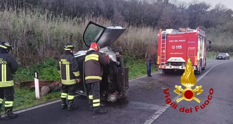 Cuglieri. Auto finisce fuori strada e si ribalta su un fianco