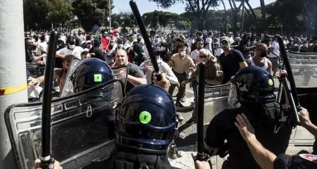 Ultrà e Forza Nuova in strada a Roma: guerriglia urbana e cori fascisti