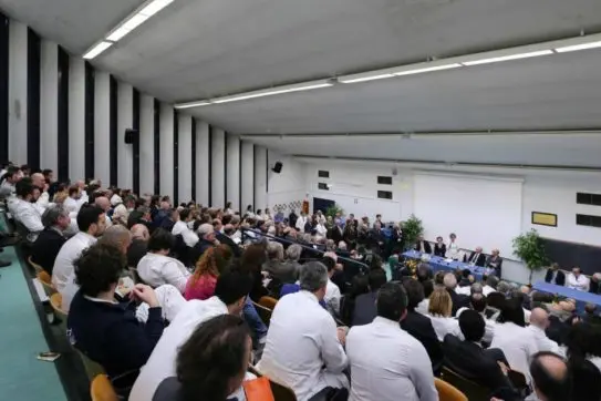 Foto LaPresse - Marco Cantile\\nNapoli, 11/04/2016\\nPolitica\\nIl ministro Lorenzin in visita al policlinico Sun di Napoli inaugura il robot di chirurgia urologica\\nNella foto: il ministro Lorenzin con De Luca durante il suo intervento nell\\'aula magna universitaria del policlinico
