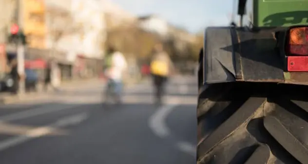 Pastori e agricoltori in protesta: falò e notte davanti al porto di Cagliari