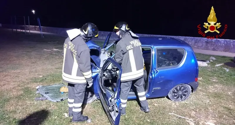 Orosei. Perde il controllo dell'auto e si schianta contro una statua