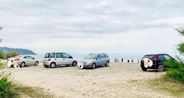Picnic all’aria aperta o inciviltà? I Super cafoni parcheggiano Suv e auto in spiaggia, l’ira della sindaca Carla Medau